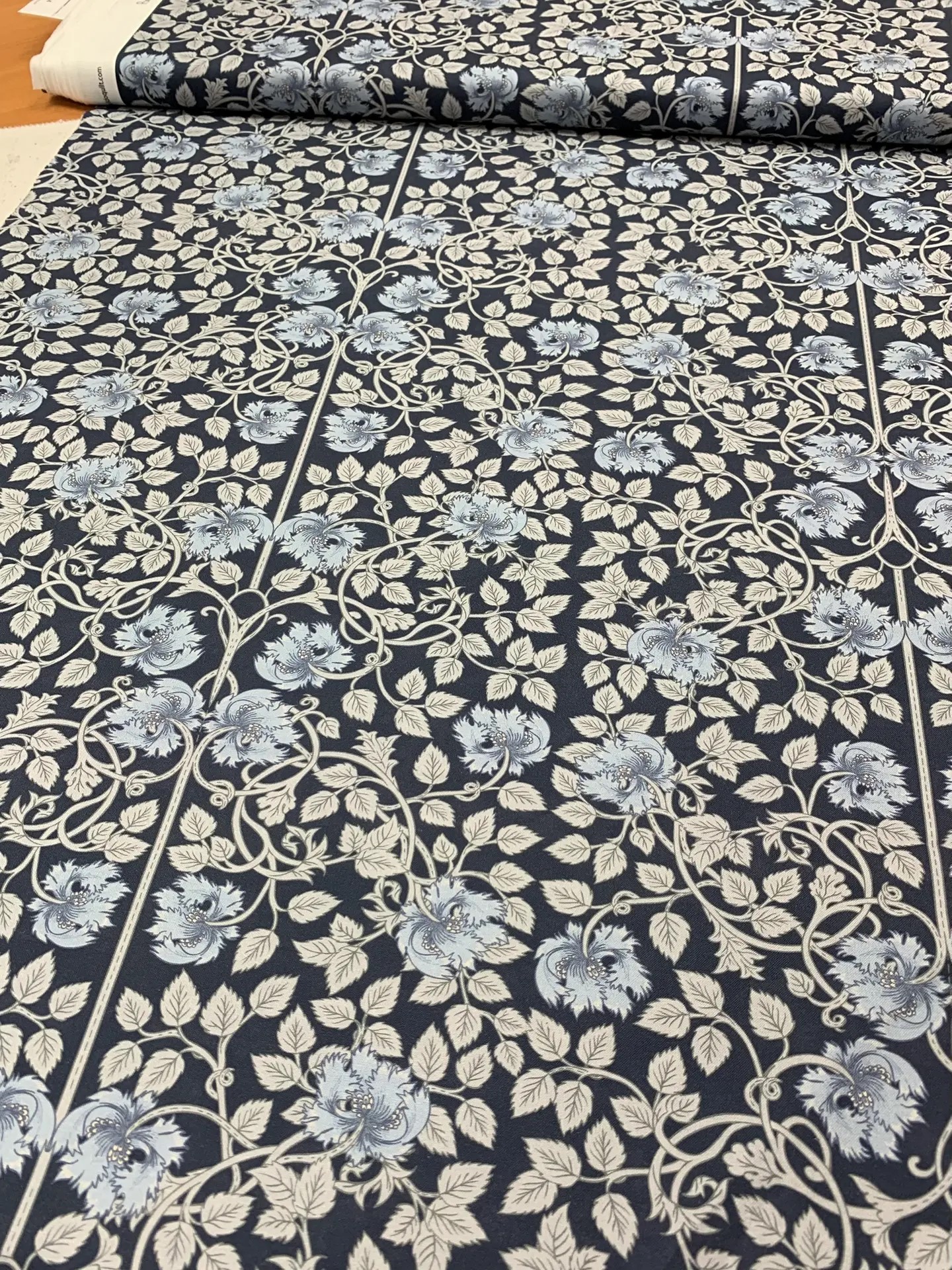 картинка Ткань 100 % хлопок JulidoQuilt 3703 Коллекция Поэзия лепестков от магазина МиТекс на Пушкина 97