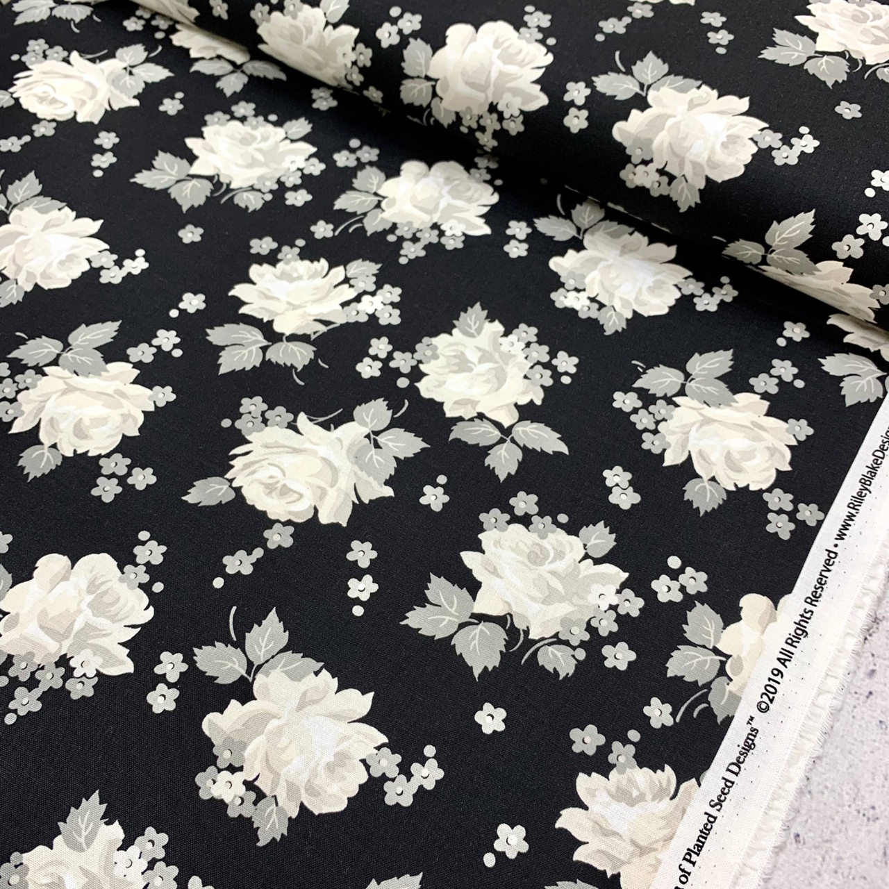 картинка Ткань Riley Blake 100% хлопок 110 см  розы на черном  от магазина МиТекс на Пушкина 97