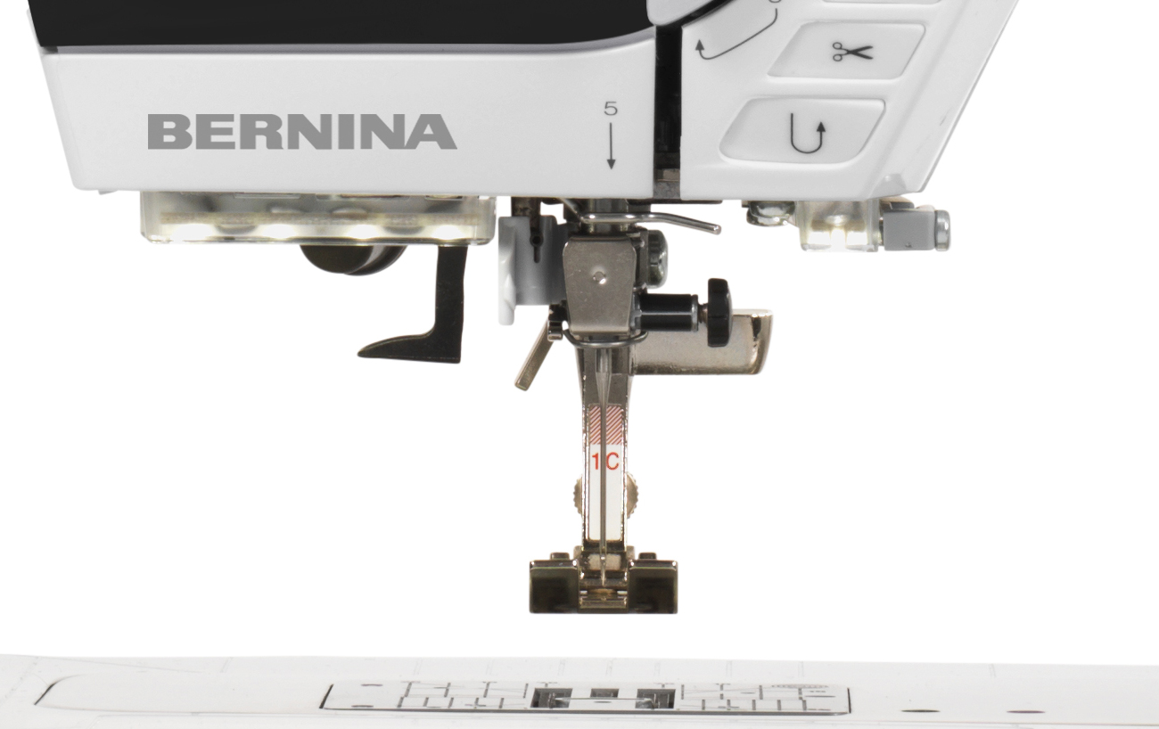 Швейно-вышивальная машина Bernina 590. Фото N4