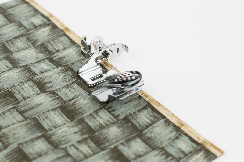 картинка Лапка AU-117 для шв.машин Aurora для окантовки края косой бейкой от магазина МиТекс на Пушкина 97