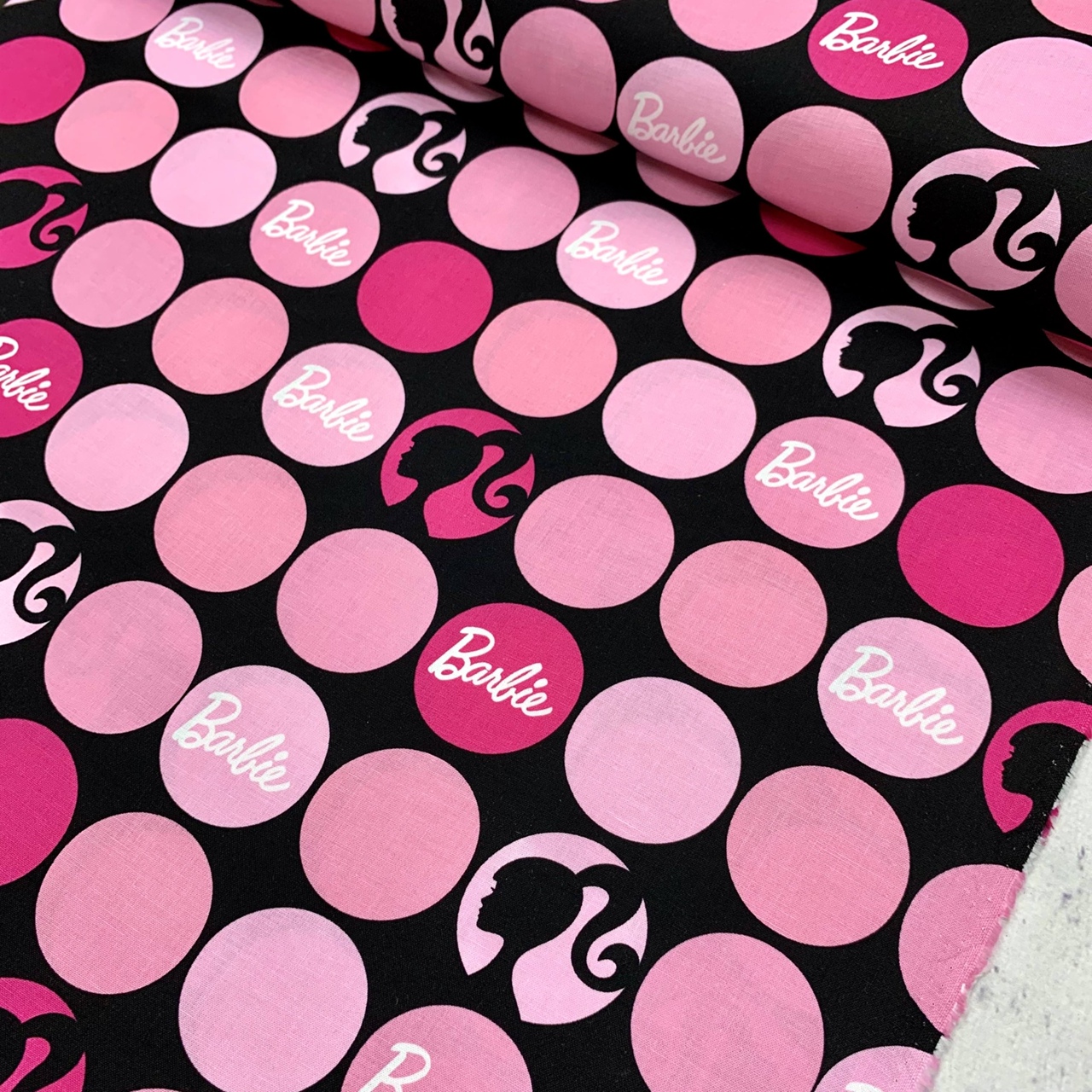 картинка Ткань 100% хлопок Riley Blake barbie ширина 110 см от магазина МиТекс на Пушкина 97