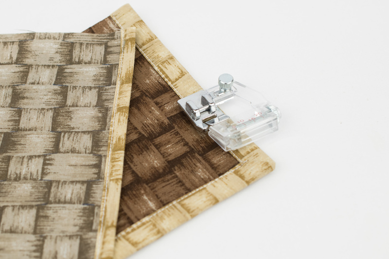 картинка Лапка AU-114 для шв.машин Aurora для косой бейки с линейкой от магазина МиТекс на Пушкина 97